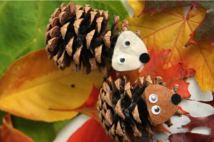 creatius animals fets amb pinyes recollides al bosc