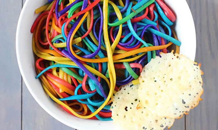 Recepta d’espagueti multicolor per fer amb els nens