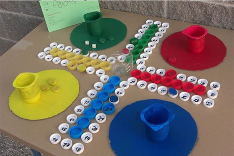 Fem jocs de taula amb taps de plàstic reciclats