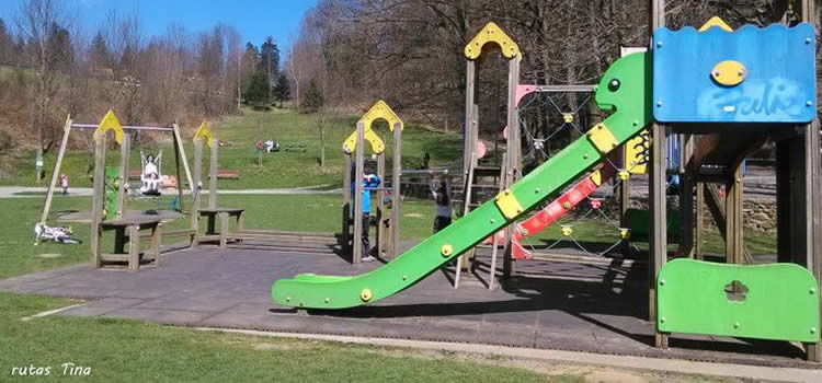 5 parcs infantils amb taules de pícnic
