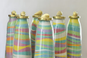 com fer sorra de colors per decorar un pot de vidre