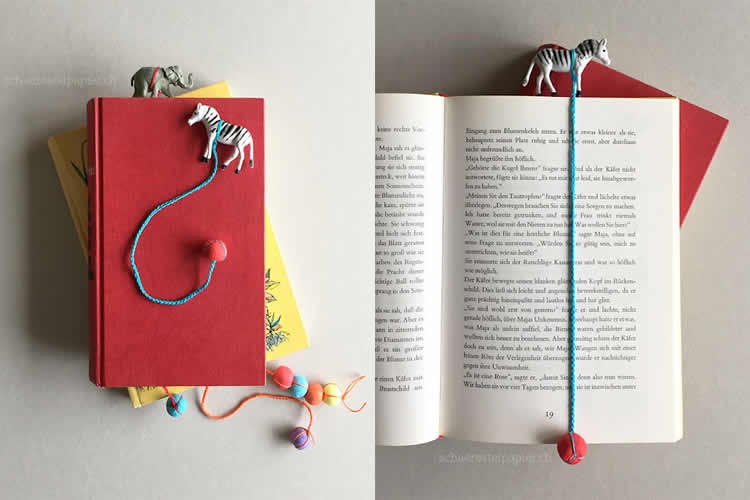 Punt de llibre amb animal de plàstic i llana