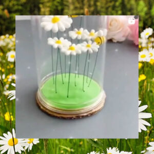 Flors de plastilina en un pot de vidre